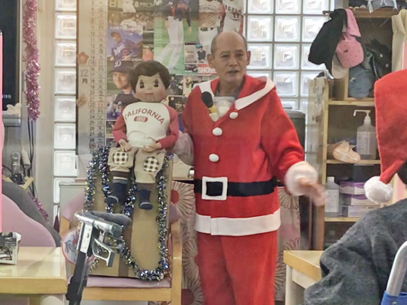 職員による「腹話術」　（あんず苑）