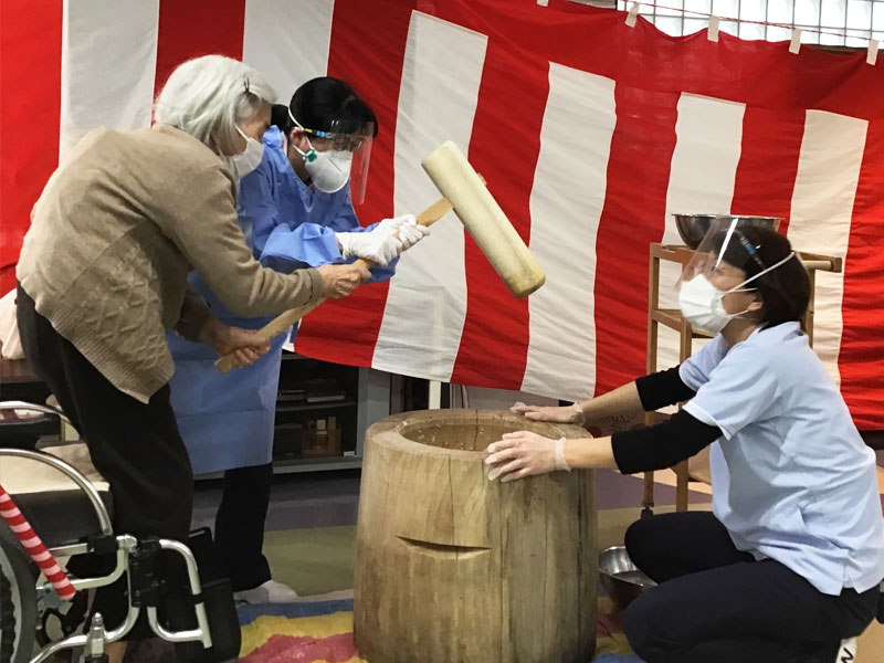 新年を祝う会　餅つき　（あんず苑）
