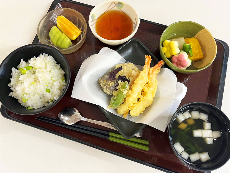 毎月ご当地選択食を実施、お好きな主菜をお選びいただきます